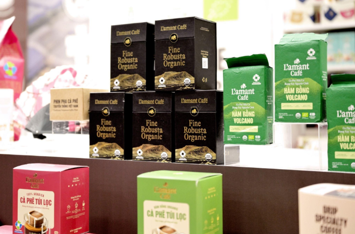 Vietnamese coffee attracts two Japanese industry leaders with traceable origin